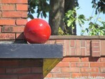 Betonnen bol op de luifel.
<br/>
Gert-Jan Lobbes, 2017